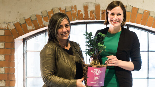 Miljøhovedstaden Oslo er vertskap for årets utgave av Urban Future Global Conference. Her mottar byråd for byutvikling Hanna E. Marcussen «stafettpinnen» fra fjorårets vertskapsby Wien ved viseordfører Maria Vassilakou.
