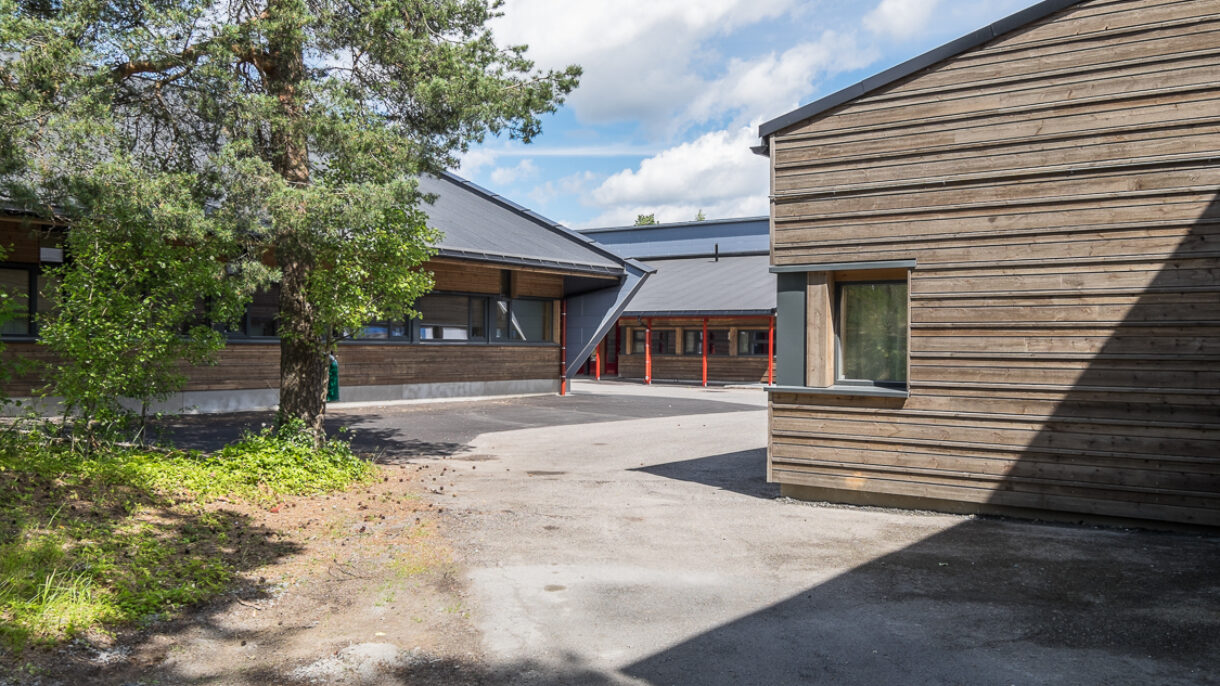 Stasjonsfjellet skole skoletun Foto Tove Lauluten
