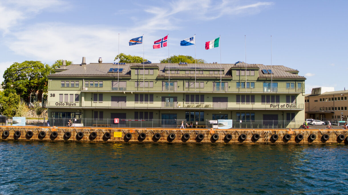NYE FARGER: Skur 38 var tidligere rødt og hvitt. Nå har det fått farger som passer med det øvrige havnemiljøet. Inngangspartiet er flyttet fra sjøsiden til bysiden. Foto: HK. Riise/Oslo Havn.