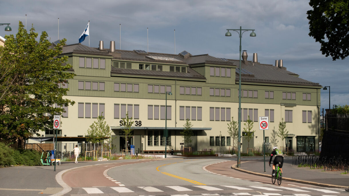 Bygg. Gate. Sykkelfelt med syklist. Foto