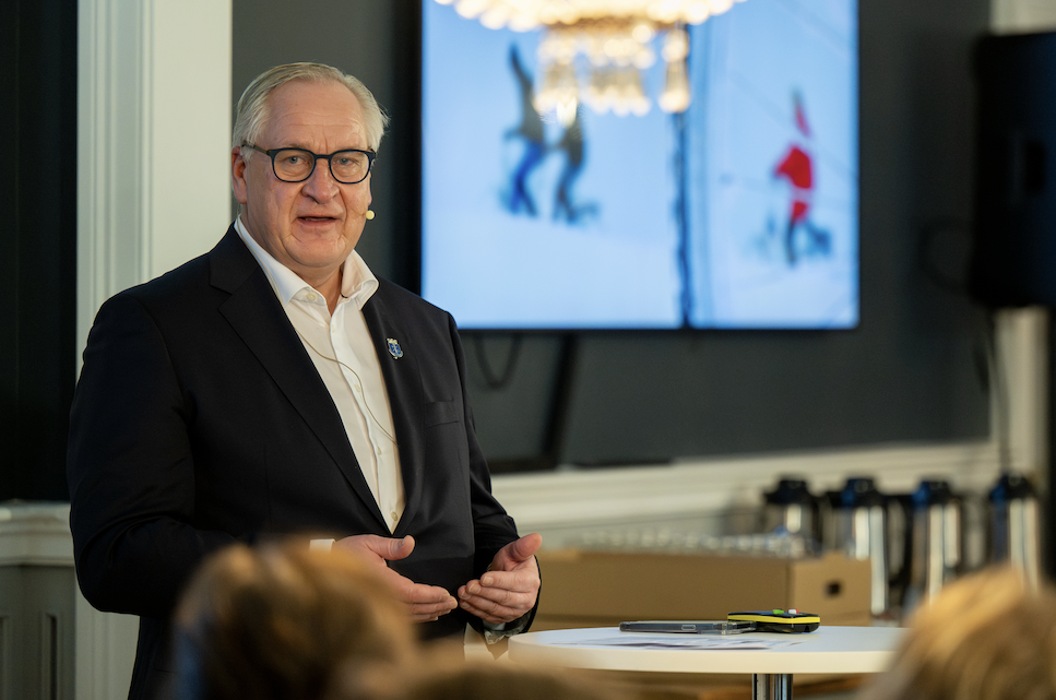 Mann med briller holder foredrag. Foto.