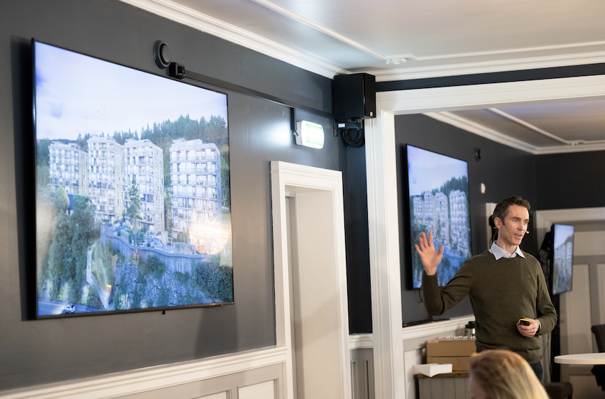 Mann holder foredrag. Foto.