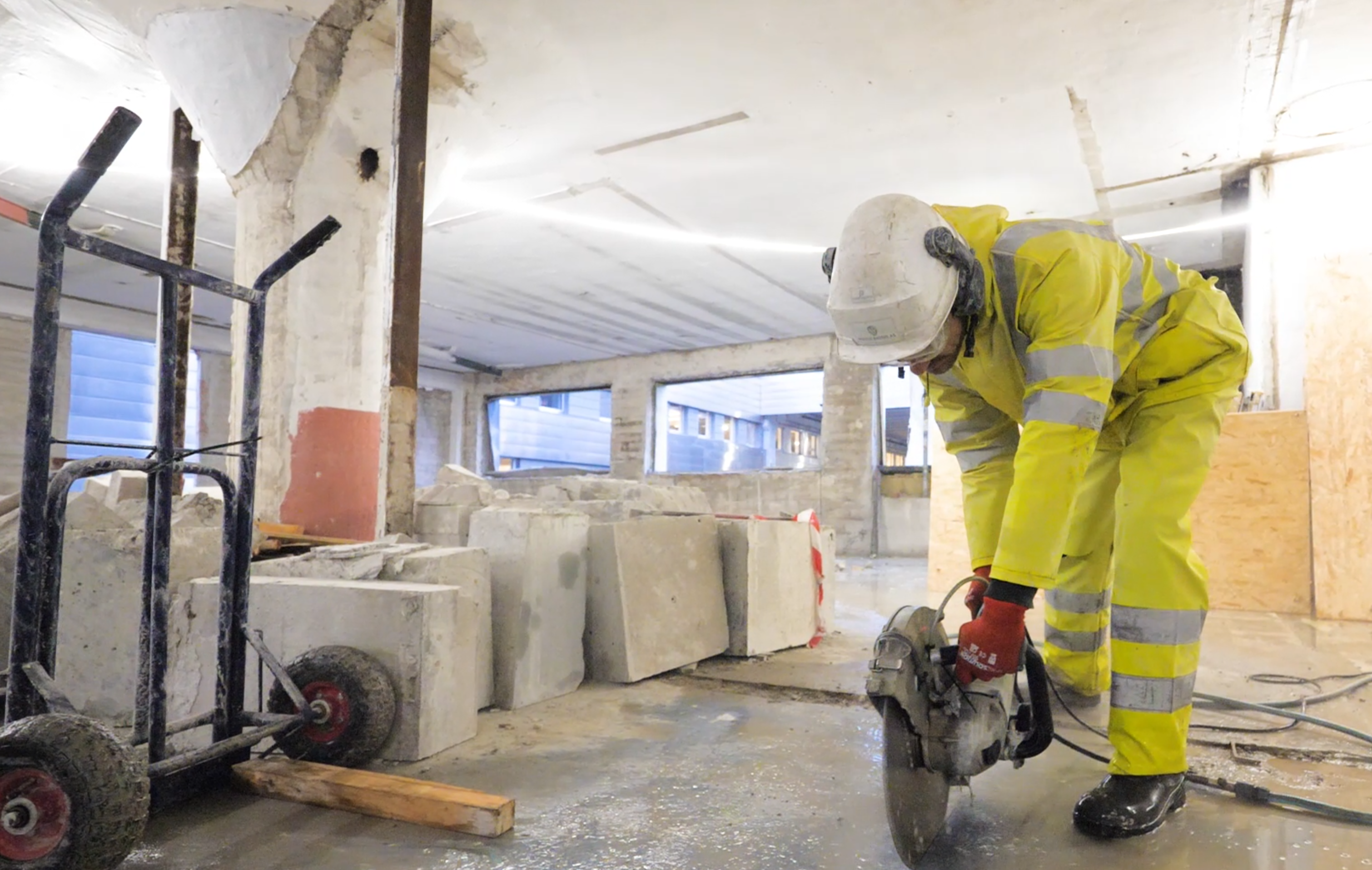 Bygningsarbeider bygger heis.