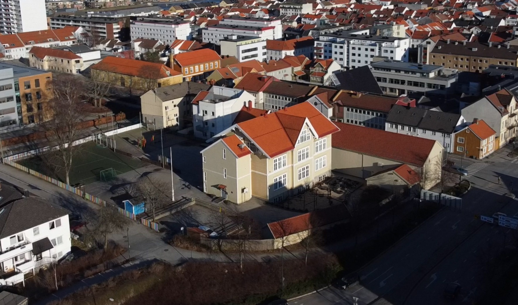 Dronebilde av Tordenskjolds gate skole i Kristiansand