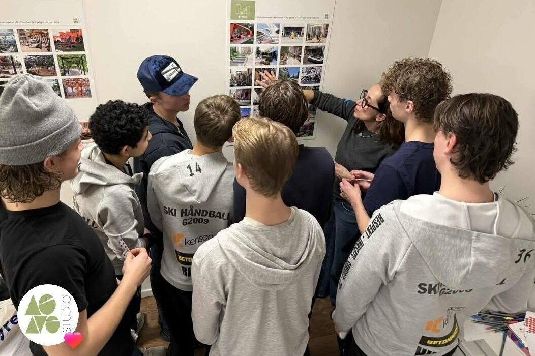 En gruppe ungdom samles rundt en plansje med mulige løsninger for Kvartal S7. Foto