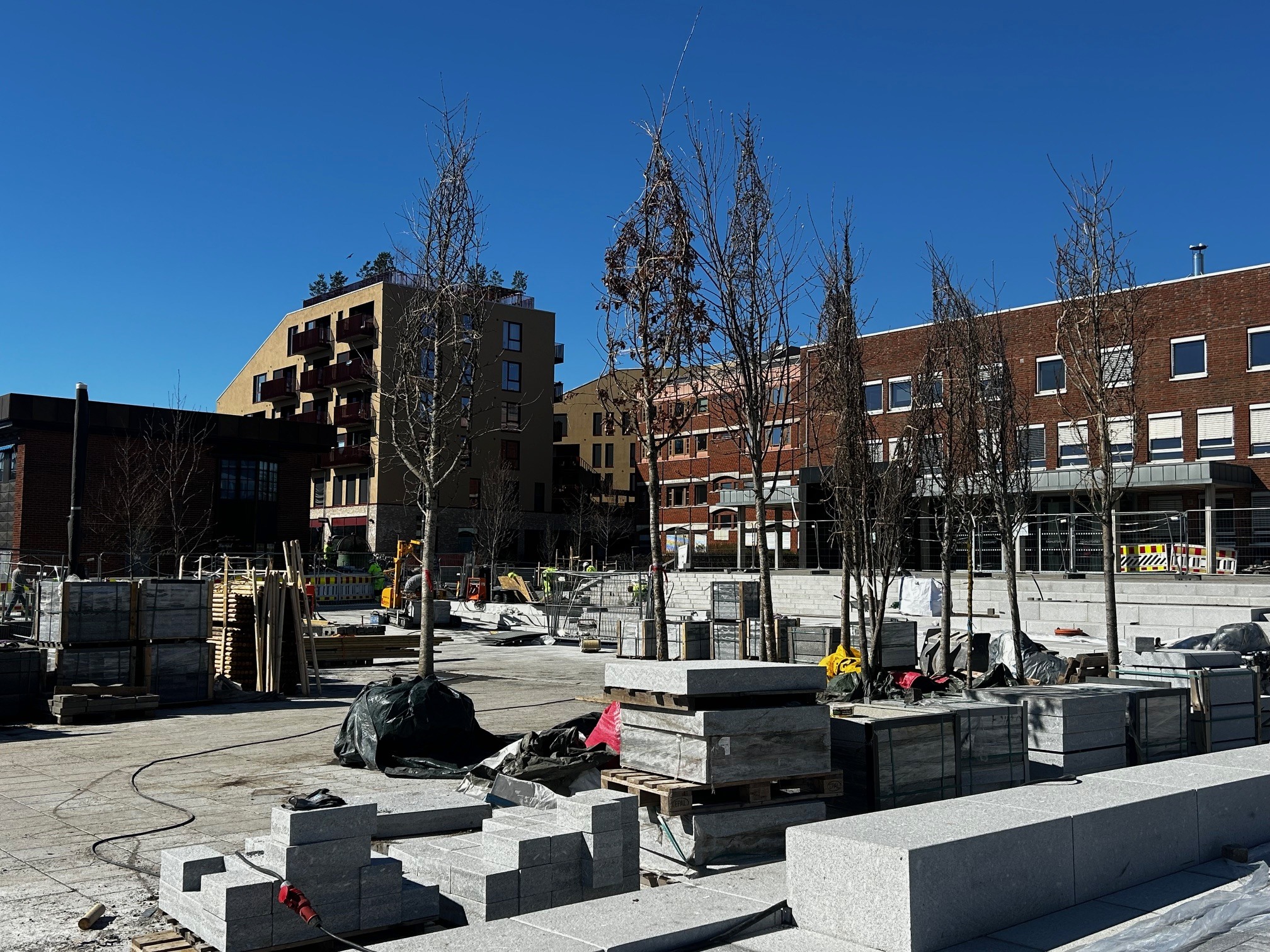 Byggeplass en solskinnsdag. Foto.