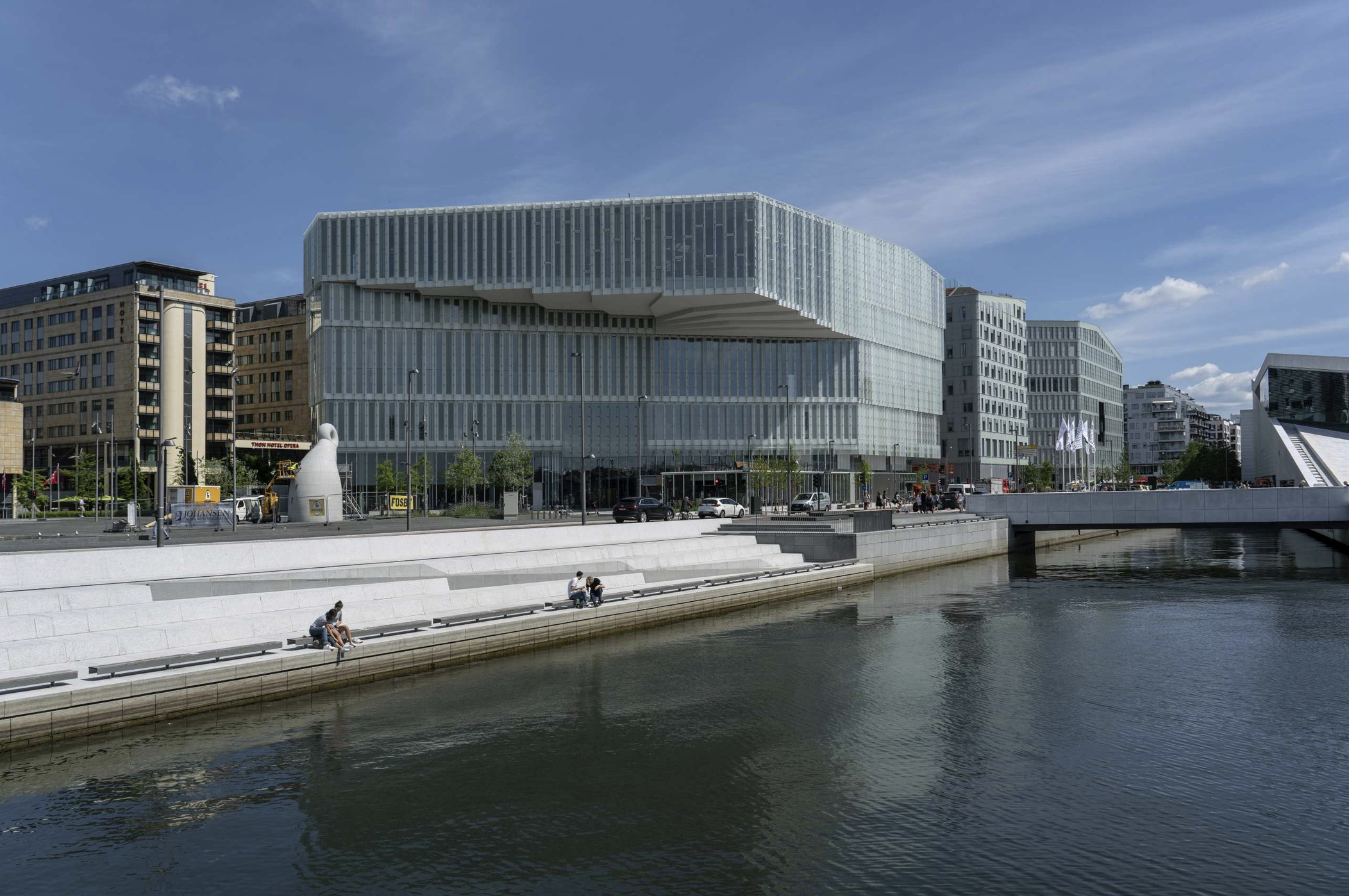 Biblioteket med havnen i forgrunn. Foto