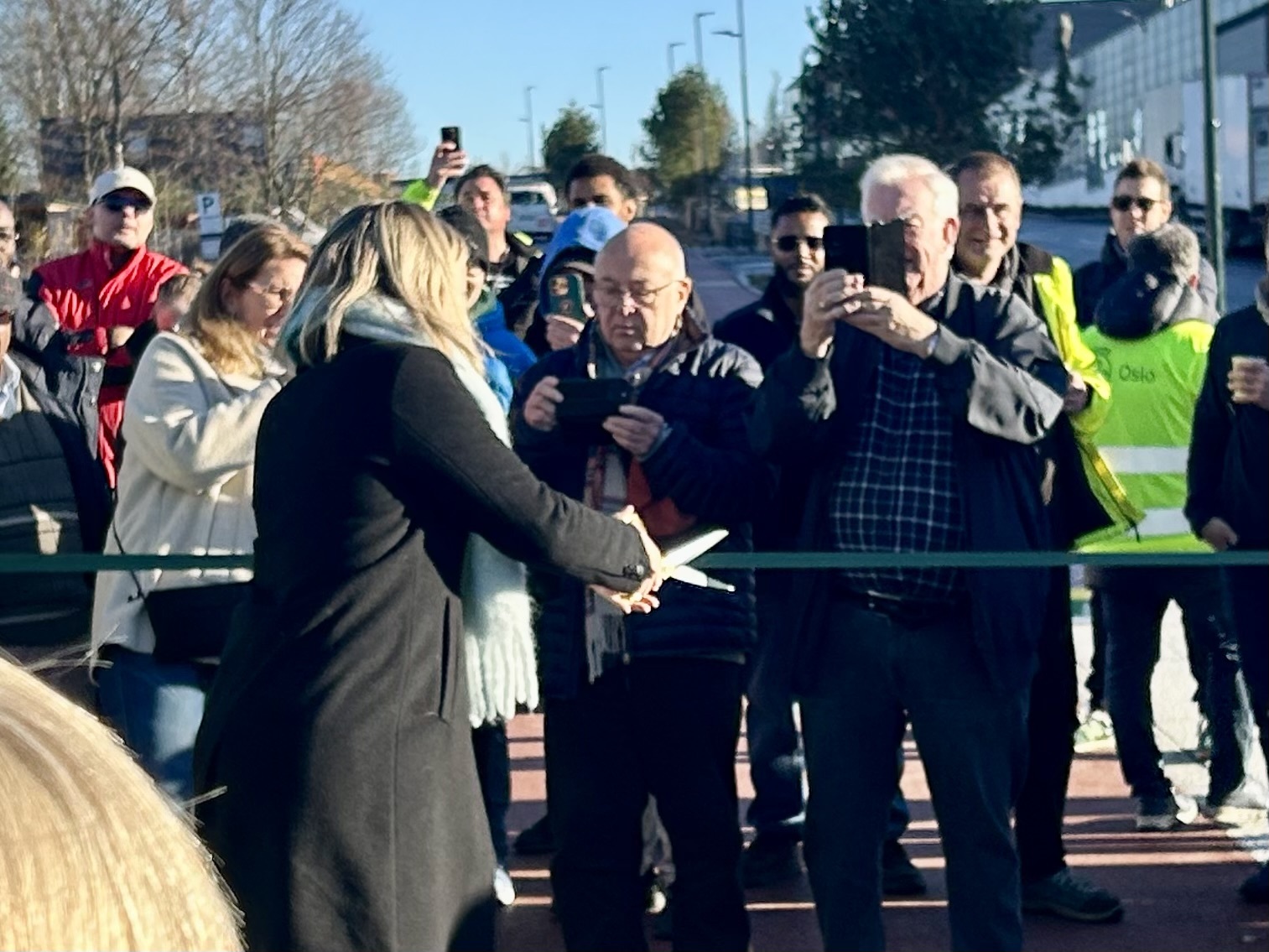 Politiker Marit Vea klipper snora på åpningen av Bygata øst