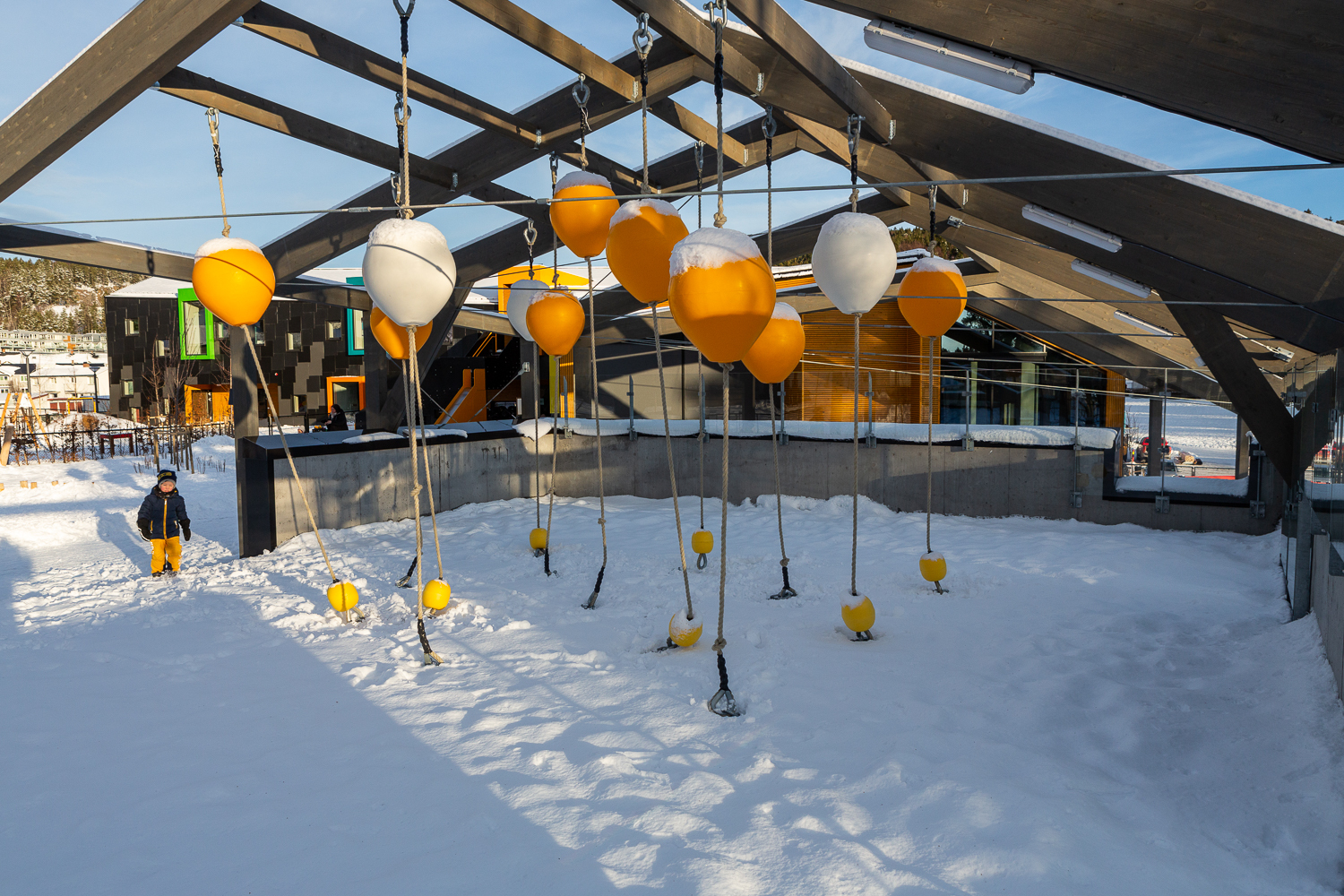 Pergola med lekeapparat av ombrukte materialer. Foto