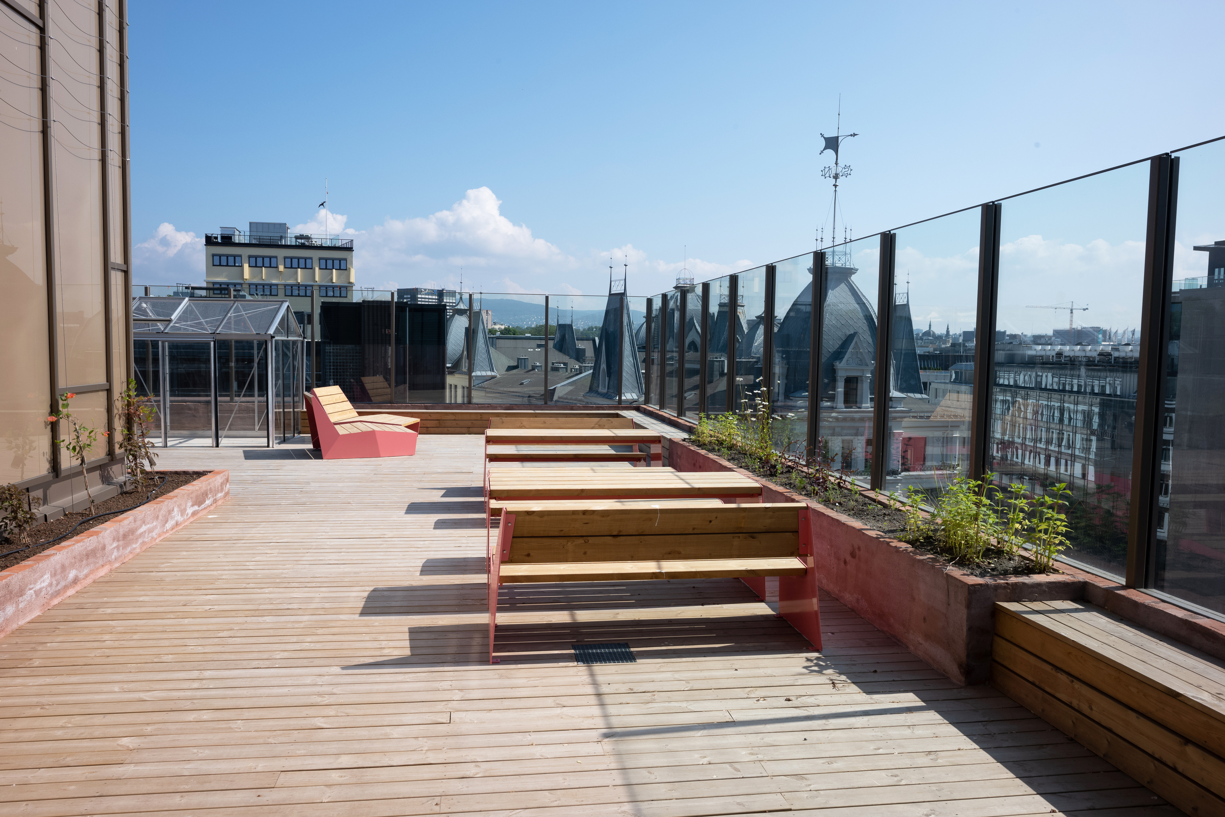 Takterrasse med møblering og utsikt. Foto