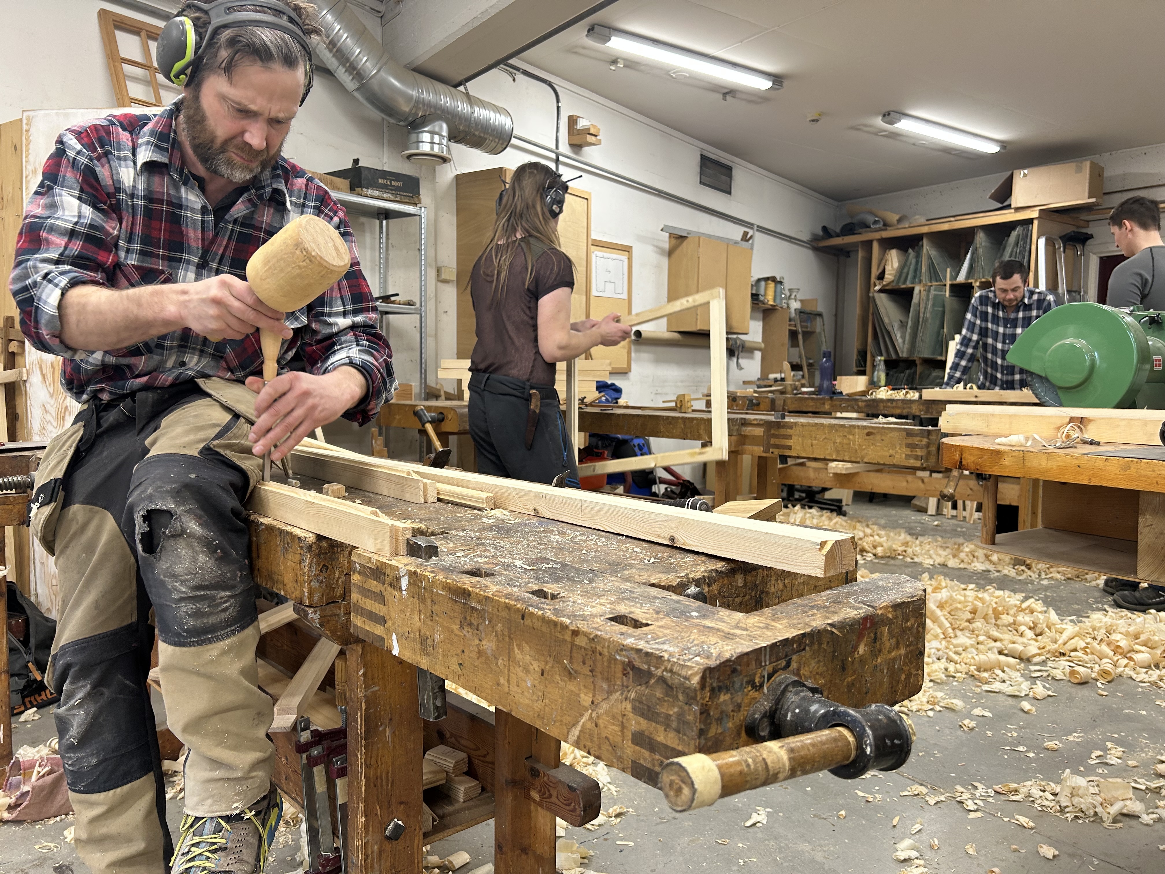 Tømrer i arbeid på verkstedet.