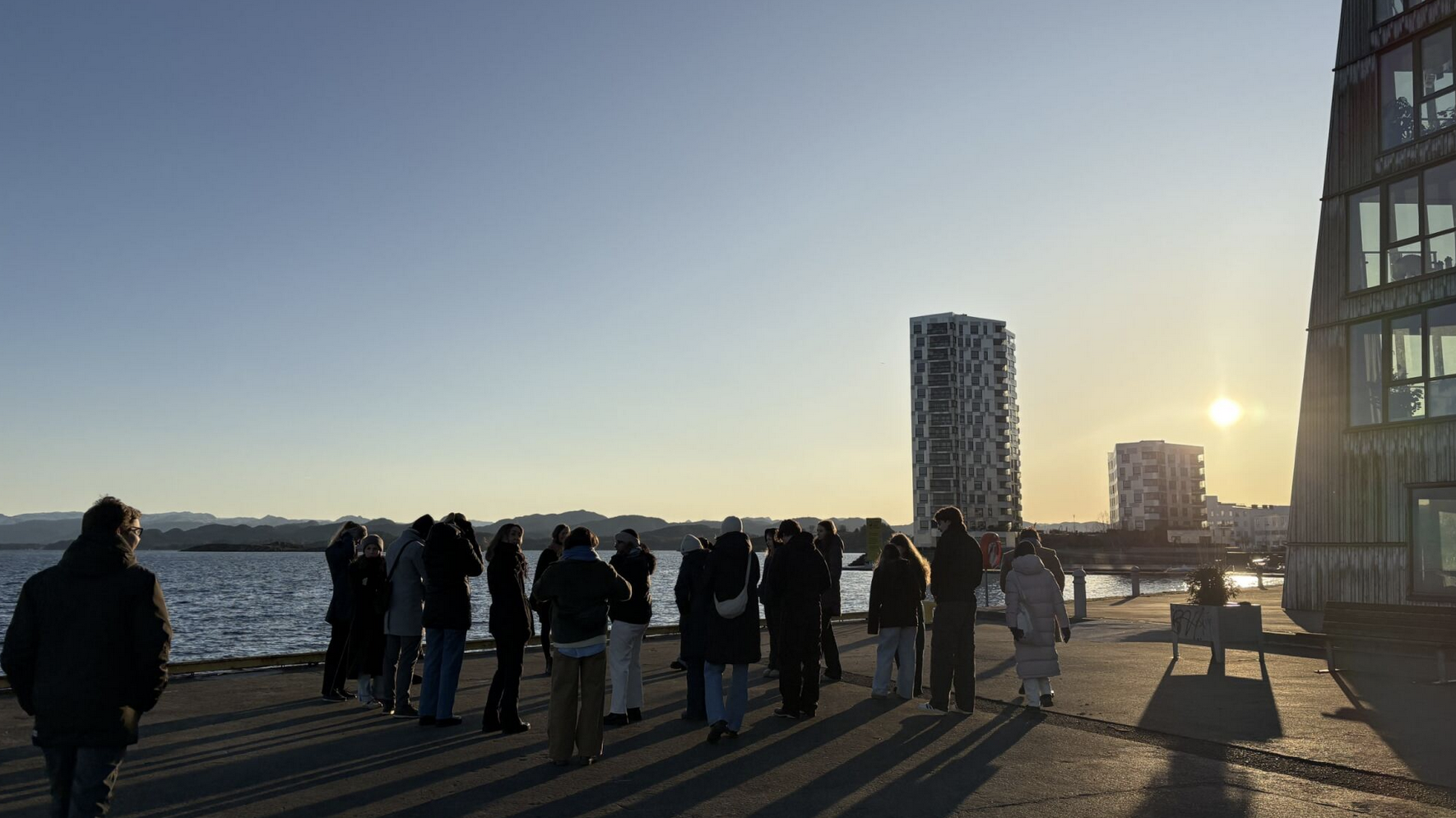 Gruppe på befaring langs kaia ved Sjøparken. Foto.