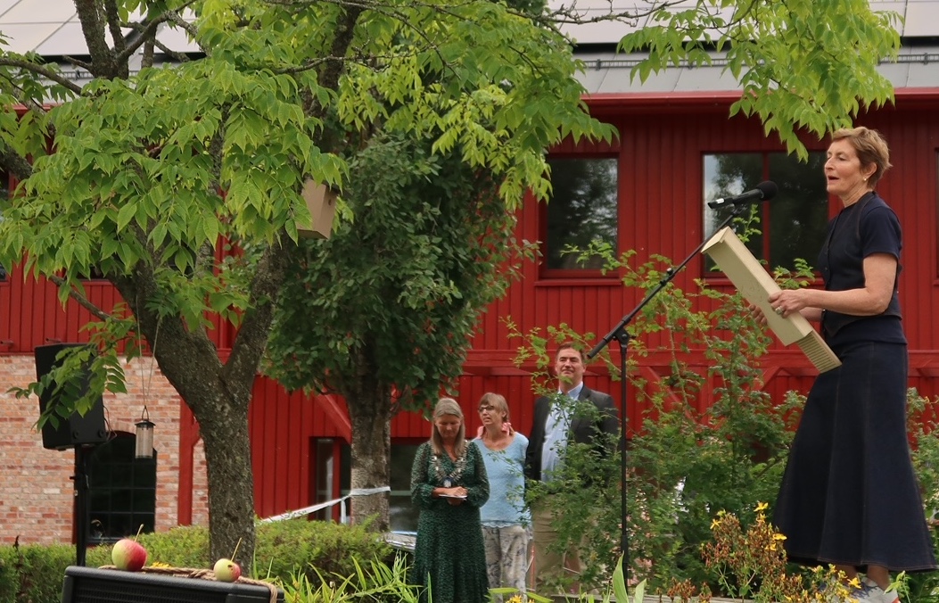 Birgit overrekker flaggermushotell