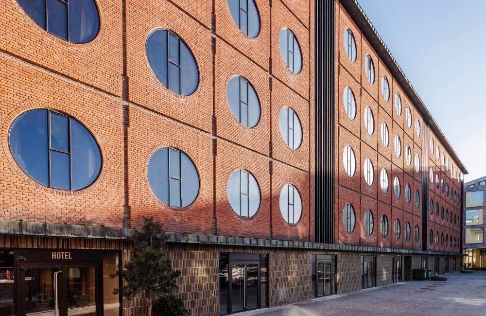 Hotell Ottilia, hvor vi skal bo mens vi er i København er i Carlsbergbyen og er kjent som gamle Carlsberg bryggeri. Her har det vært tenkt sirkulærøkonomi og bærekraft fra A til Å. Foto: Sasha Maslov Hotell Ottilia, hvor vi skal bo mens vi er i København er i Carlsbergbyen og er kjent som gamle Carlsberg bryggeri. Her har det vært tenkt sirkulærøkonomi og bærekraft fra A til Å. Foto: Sasha Maslov