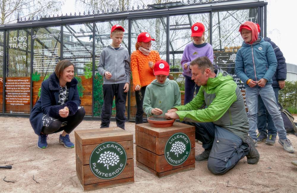 Hanna E. Marcussen, byråd for byutvikling i Oslo, planter trær sammen med elever fra Lilleaker barneskole. Foto: Mustad Eiendom/Lilleakerbyen Hanna E. Marcussen, byråd for byutvikling i Oslo, planter trær sammen med elever fra Lilleaker barneskole. Foto: Mustad Eiendom/Lilleakerbyen
