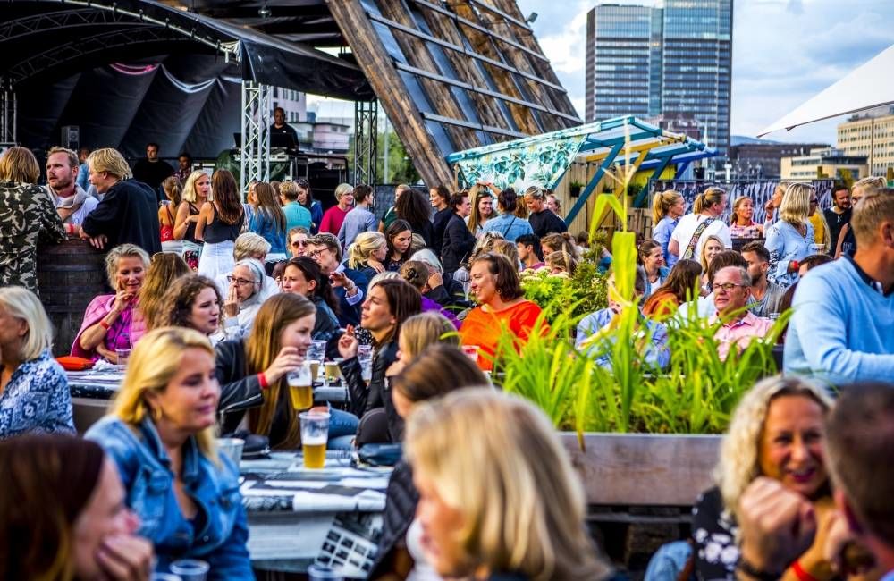URBAN FUTURE er mye mer enn en vanlig konferanse om byutvikling - det er en happening for hele mennesket, både hodet, hjertet og magen - og en hyllest til Oslofølelsen. Foto: Endre Lohne URBAN FUTURE er mye mer enn en vanlig konferanse om byutvikling - det er en happening for hele mennesket, både hodet, hjertet og magen - og en hyllest til Oslofølelsen. Foto: Endre Lohne