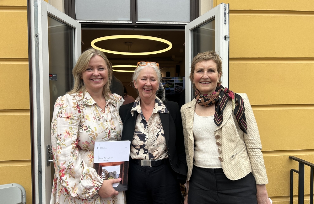 Kommunal- og distriktsminister Kjersti Stenseng sammen med byarkitekt i Bergen Maria Molden og Birgit Rusten, daglig leder i FutureBuilt. Foto: FutureBuilt Kommunal- og distriktsminister Kjersti Stenseng sammen med byarkitekt i Bergen Maria Molden og Birgit Rusten, daglig leder i FutureBuilt. Foto: FutureBuilt