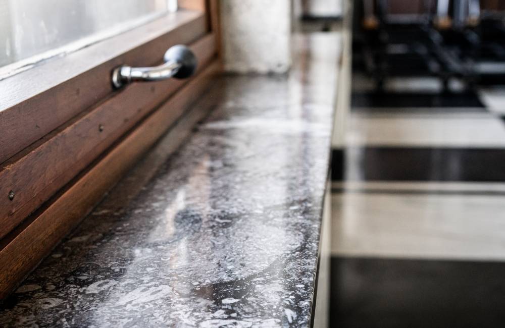 I Kristian Augusts gate 23 er en rekke detaljer og materialer som mørke trepaneler, terrazzo-gulv og stucco lustro-behandlede vegger og tak er bevart. Foto: Dimitri Tkachenko I Kristian Augusts gate 23 er en rekke detaljer og materialer som mørke trepaneler, terrazzo-gulv og stucco lustro-behandlede vegger og tak er bevart. Foto: Dimitri Tkachenko