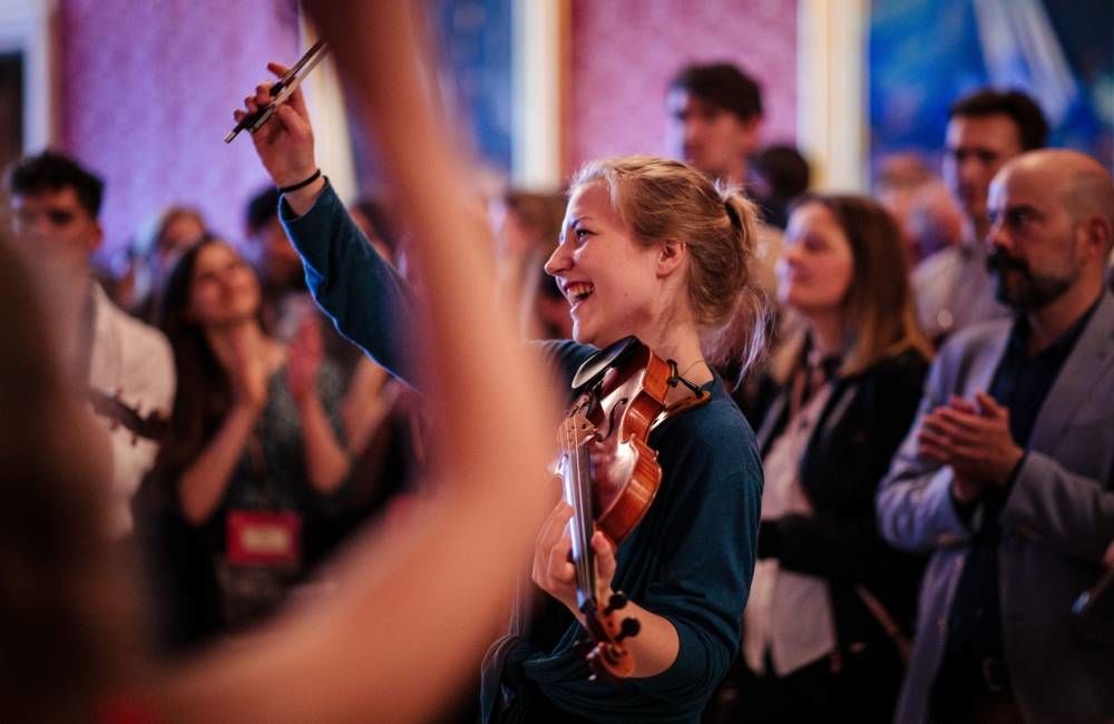 Nadia Skånseng fra 1B1 bidro til å skape god stemning på mottagelse i Oslo rådhus. Foto: Geir Anders Rybakken Ørslien Nadia Skånseng fra 1B1 bidro til å skape god stemning på mottagelse i Oslo rådhus. Foto: Geir Anders Rybakken Ørslien