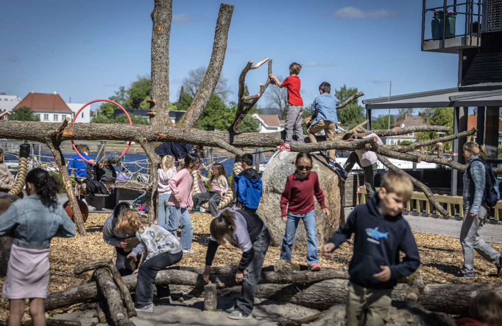 Mange lekende barn på åpningen av naturlekeplassen Neptunparken på åpningsdagen. Foto: Alessandra Langum / Bjørbekk & Lindheim Mange lekende barn på åpningen av naturlekeplassen Neptunparken på åpningsdagen. Foto: Alessandra Langum / Bjørbekk & Lindheim