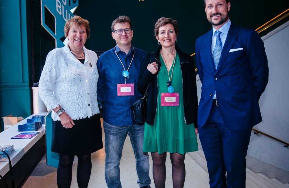 Ordfører Marianne Borgen, grunnlegger av UFGC Gerald Babel-Sutter, Birgit Rusten fra konferansens samarbeidspartner FutureBuilt og H.K.H. Kronprins Haakon deltok på åpningen av Urban Future Global Conference på Folketeateret i Oslo i dag. Foto: Geir Anders Rybakken Ørslien. Ordfører Marianne Borgen, grunnlegger av UFGC Gerald Babel-Sutter, Birgit Rusten fra konferansens samarbeidspartner FutureBuilt og H.K.H. Kronprins Haakon deltok på åpningen av Urban Future Global Conference på Folketeateret i Oslo i dag. Foto: Geir Anders Rybakken Ørslien.