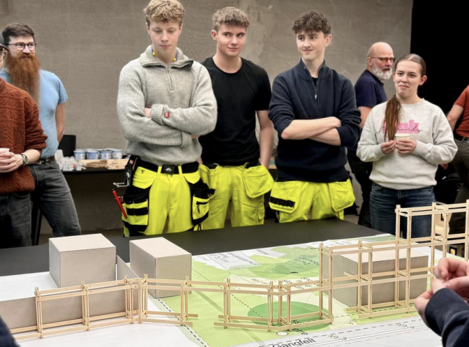 Odin, Matheo og Benjamin er elever ved Bygg- og anleggsteknikk på Jåttå videregående skole og har vært med på å designe og bygge trekonstruksjonen – uten en eneste spiker! Foto: Stavanger kommune Odin, Matheo og Benjamin er elever ved Bygg- og anleggsteknikk på Jåttå videregående skole og har vært med på å designe og bygge trekonstruksjonen – uten en eneste spiker! Foto: Stavanger kommune