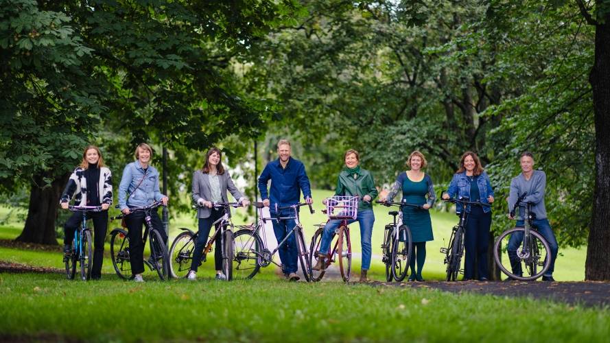 Her er vi som jobber i FutureBuilt i Oslo. F.v. Nora, Guro, Käthe, Erlend, Birgit, Pia, Reidun og Stein. Foto: Geir Anders Rybakken Ørslien