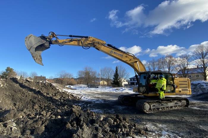 I strålende solskinn tok byråd Victoria Marie Evensen et grabbetak som ga startskuddet for byggingen av FutureBuilt-prosjektet Tåsenhjemmet. Foto: Oslobygg