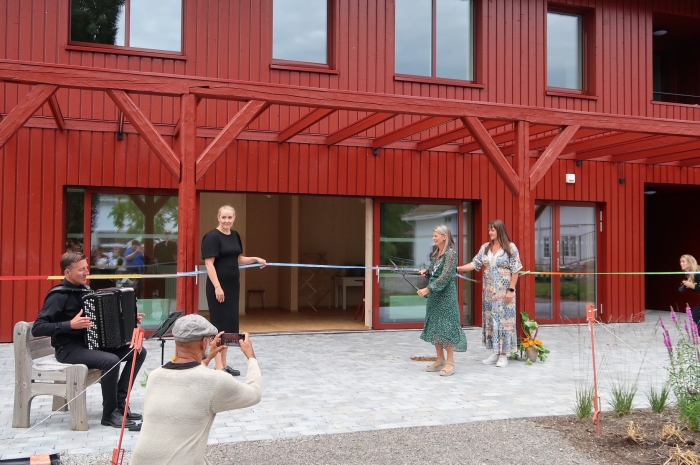 Med hekksaks klipper ordfører Lene Conradi snora og erklærer låven for offisielt åpnet. Foto: FutureBuilt 