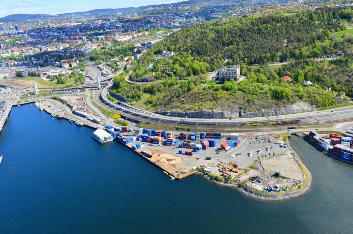Grønlikaia i Bjørvika skal utvikles fra å være en containerhavn til å bli en levende delbydel. Nå inviterer Hav Eiendom arkitekter til å konkurrere om å forme fremtidens fjordby. Foto: Søhus