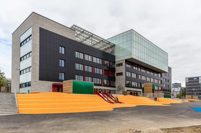 Undervisningsbygg er blant dem som skal fortelle om sine erfaringer. Bildet viser Brynseng skole, et FutureBuilt-prosjekt med solcellefasade på 1046 m². Foto: Tove Lauluten 