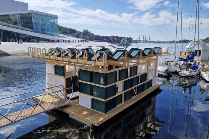 Osloløa er et flytende kunnskaps- og opplevelsessenter for marin forsøpling i Oslofjorden, bygget av AHO-studenter. Foto: FutureBuilt
