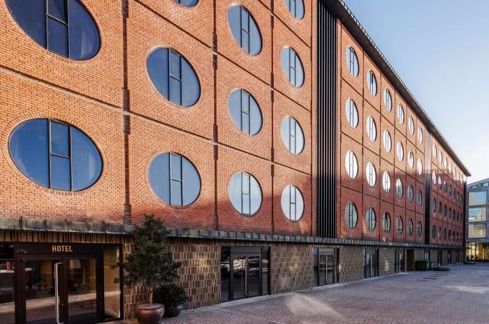 Hotell Ottilia, hvor vi skal bo mens vi er i København er i Carlsbergbyen og er kjent som gamle Carlsberg bryggeri. Her har det vært tenkt sirkulærøkonomi og bærekraft fra A til Å. Foto: Sasha Maslov