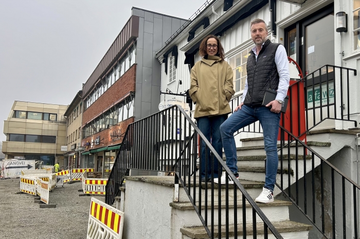 Monica Espinoza Valle og Espen Pettersen Roald utenfor Ski gamle hotell. Foto: FutureBuilt