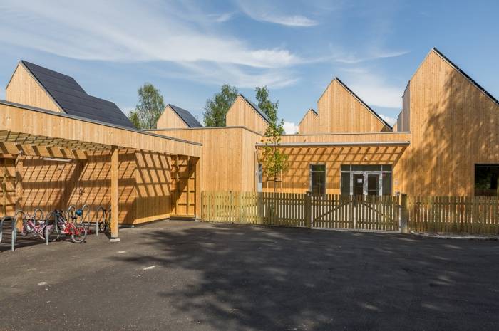 Barnehagen ligger i gangavstand fra Heggedal sentrum, som har et godt tog- og busstilbud. Bygget er også godt tilrettelagt for parkering av sykler- og sykkelvogner. | Arkitekt: Christensen og CO arkitekter a/s | Fotograf: Tove Lauluten