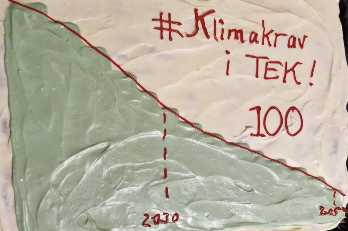 Signering nummer 100 ble feiret med et deilig kakediagram.