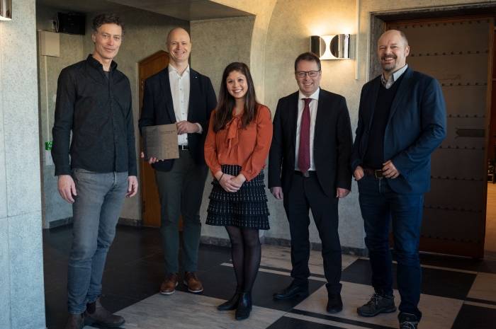 Stein Stoknes, FutureBuilt, Cato Dehli Lauritzen og Jennifer Lamson fra Höegh Eiendom, kommunal- og distriktsminister Bjørn Aril Gram og byrådssekretær for byutvikling Rasmus Reinvang fra åpningen av KA23. Foto: Arild Danielsen