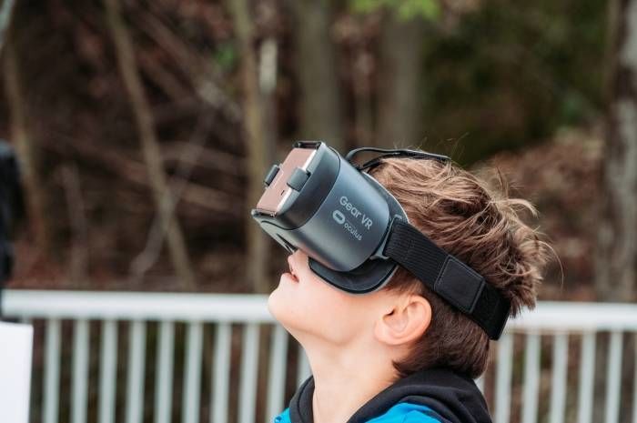Nedim Karabeg fra 5A på Halse skole tar en titt inn i fremtiden gjennom VR-brillene. Foto: Christian Søgaard/Nucleus