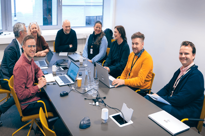 Planlegging av FutureBuilt-aktiviteter i Bergen er i full gang! Fra venstre: Odin Søgnen (Klimaetaten), Tarje Wanvik (Plan- og bygningsetaten), Maria Molden (Byarkitekten), Tordur Bryngeirsson (FutureBuilt/Byarkitekten), Tina Larsen (Byarkitekten), Mette Torslett (Byantikvaren), Andreas Tveit (Plan- og bygningetaten) og Ole Petter Løtvedt (Plan- og bygningsetaten). Foto: Maja Vedå