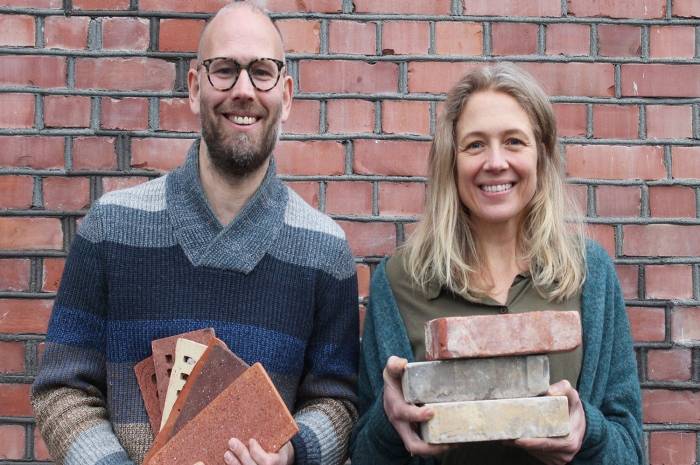 Oskar Bringager og Jorunn Tyssø synes det har vært lærerikt å jobbe med gjenbruk av murstein på Eikeli videregående skole