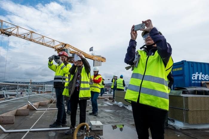 Mange som tok bilder under byggeplassbefaringen til det nye Munchmuseet. Foto: Tove Lauluten