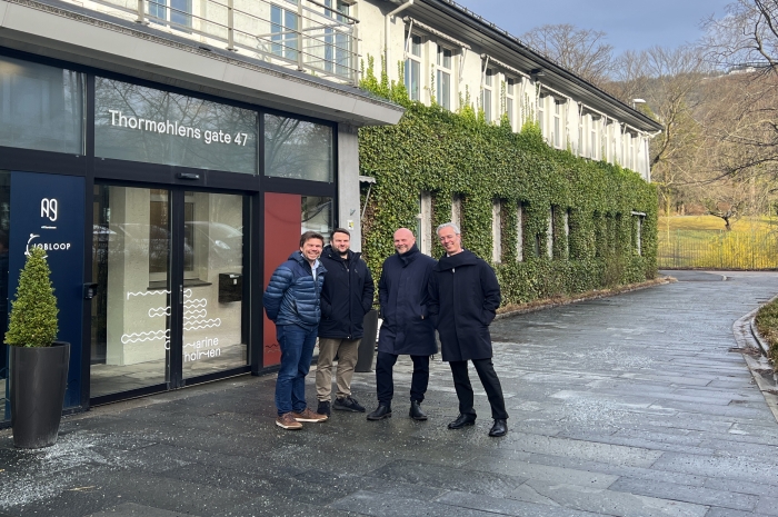 Øyvind Ramberg (marked- og forvalntingsdirektør) og Kenneth Lekva (avdelingsleder forvaltning) fra GC Rieber Eiendom, Tordur Bryngeirsson (prosjektleder for FutureBuilt i Bergen) og Tarje Iversen Wanvik (direktør plan- og bygningsetaten i Bergen kommune) utenfor Stationen, kommende Marineholmen Kanvas-barnehage i Thormøhlens gate 47. Foto: GC Rieber Eiendom