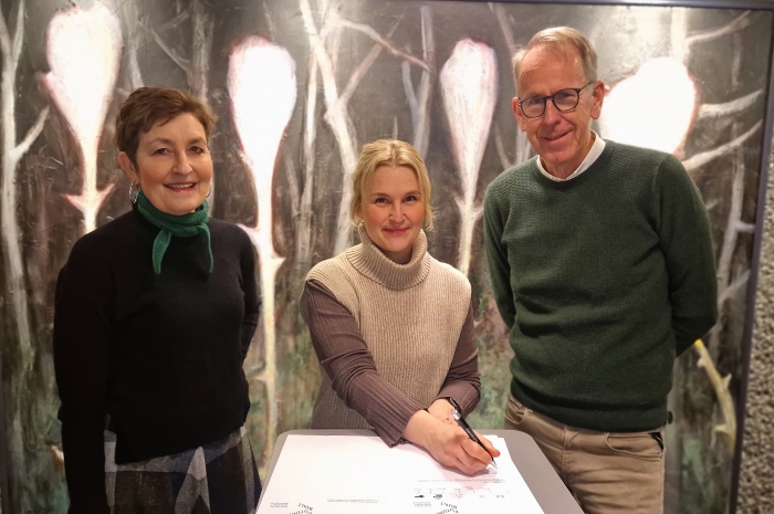Birgit Rusten (FutureBuilt), Elise Thue Stenstad (Pilates) og Ragnar Sand Fuglum (Asker kommune) signerte avtale om at Teglverket i Spikkestad skal bli et FutureBuilt-prosjekt. Foto: Henrik Slipher / Asker kommune