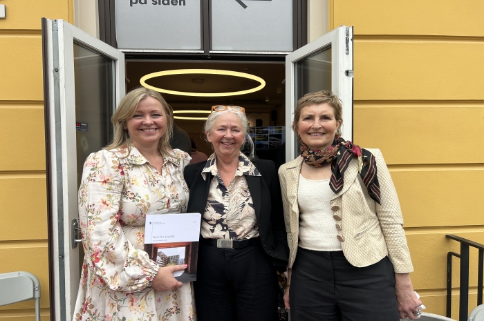 Kommunal- og distriktsminister Kjersti Stenseng sammen med byarkitekt i Bergen Maria Molden og Birgit Rusten, daglig leder i FutureBuilt. Foto: FutureBuilt