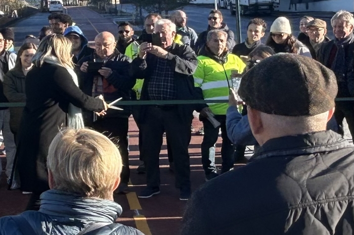 Marit Vea, byråd for miljø og samferdsel, klippet snora for bygata øst på Furuset på mandag. Foto: FutureBuilt