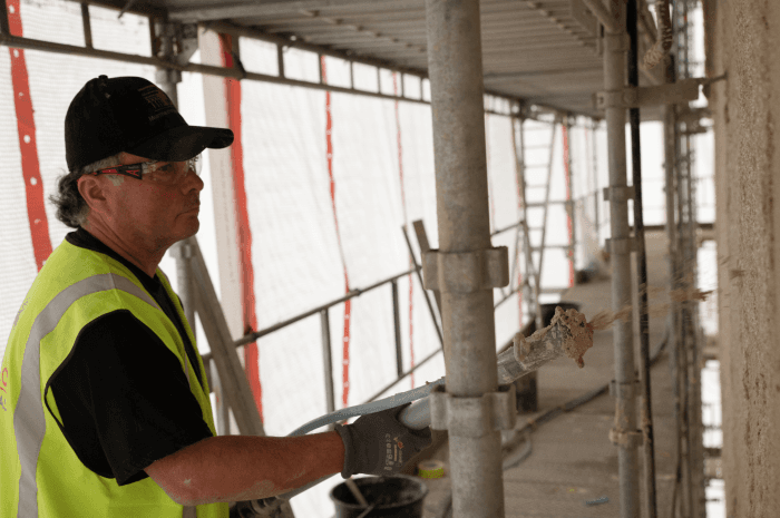 Matthias Weise, formann og murmester i Oslo Murmesterbedrift, i full gang med å påføre aerogel. Foto: Hans Kristian Hagen Riise/Oslo Havn