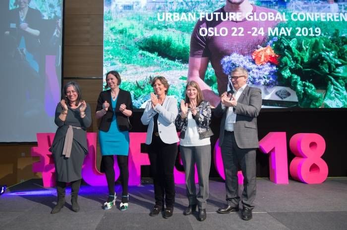 Maria Vassilakou, viseborgermester i Wien, ga stafettpinnen for Urban Future-konferansen til Oslo, Bærum, Asker og Drammen kommuner. Foto: Martin Hörmandinger 