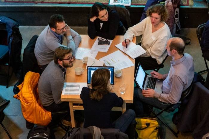 Workshopen blir digital, så avstanden mellom deltagerne blir betydelig større enn på bildet. Foto: Tove Lauluten